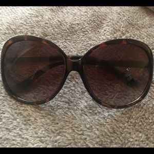 Brown tortoise shell sun glasses